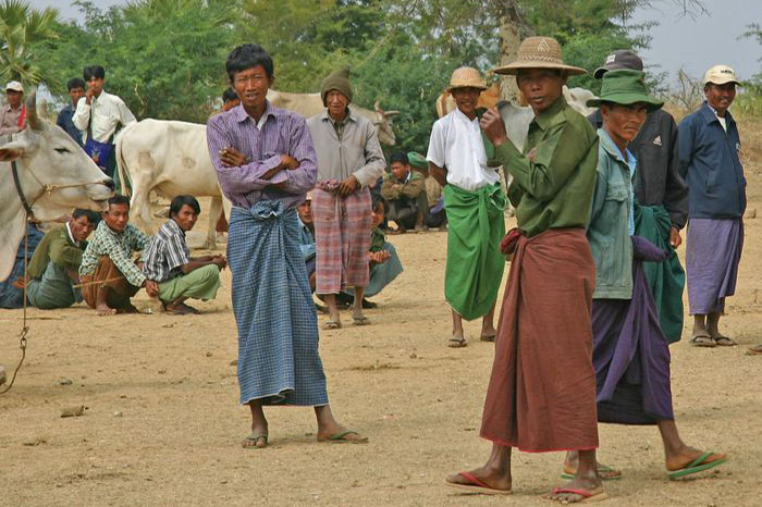 curiosités à voir voyage Birmanie Longyi des hommes 